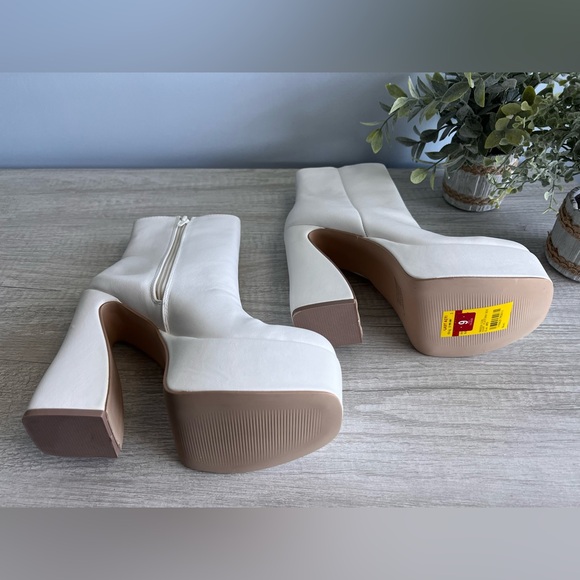 MADDEN GIRL Women's Kourt Sculpted-Heel Platform Booties - Picture 9 of 9